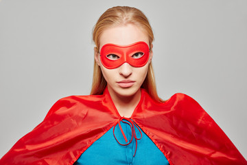 Frau als Superheldin schaut ernst