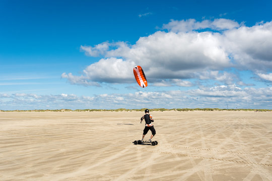Kitelandboarding -  Kitesurfer am Strand auf R&ouml;m&ouml;