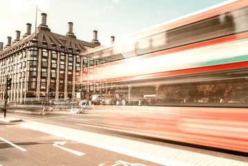 Fototapeten LONDON - SEPTEMBER 26, 2016: Red bus crosses Westminster Bridge, © jovannig