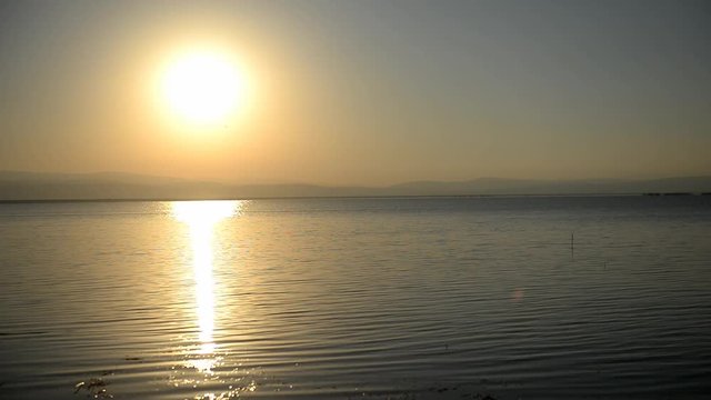 g&uuml;ndoğumunda g&ouml;lde balık&ccedil;ı tekneleri