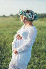 Fototapeta na wymiar beautiful pregnant girl