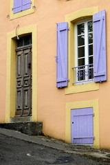 Fototapeta na wymiar Facciata di casa colorata
