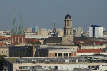 Obraz premium Berliner Kontraste / Blick über die Dächer Berlins zum Nikolaiviertel