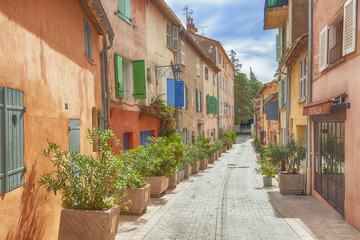 Fototapeta na wymiar the streets of Saint-Tropez