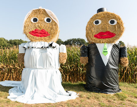 Brautpaar aus Strohballen