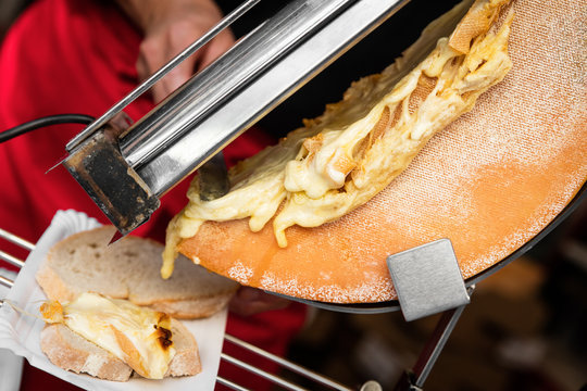 Raclettek&auml;se wird auf Brot geschabt, Delikatesse aus der Schwei