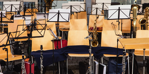 Musikinstrumente, Notenständer und Stühle von einem Musikorche