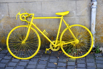 Fototapeta na wymiar Bicicletta gialla