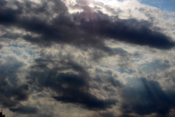 Fototapeta na wymiar Cielo nublado al mediodia