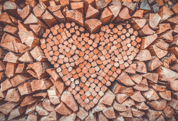 Holzstapel mit Herz aus Holz