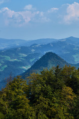 Beautiful panoramic view of the Pieniny National Park, Poland in sunny september day from Trzy Korony - English: Three Crowns