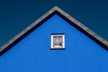Blaues Haus mit Blumenkästen