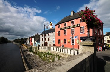 Typical pub Irish style in Kilkenny downtown, Ireland - obrazy, fototapety, plakaty