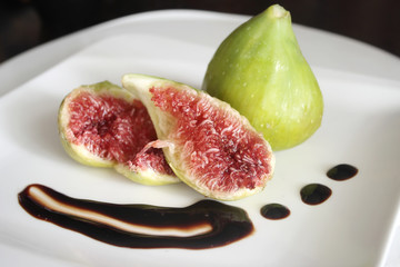 Fresh figs with balsamic vinegar
