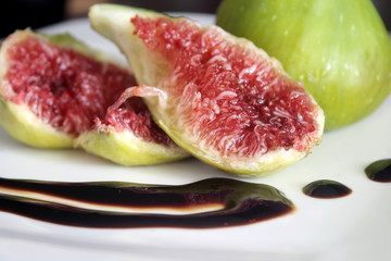 Fresh figs with balsamic vinegar
