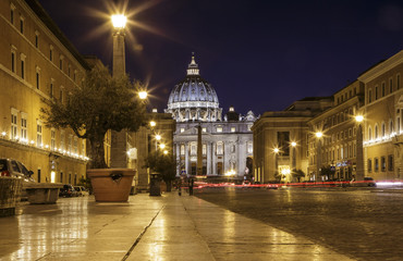 Fototapeta na wymiar View of Basilica di San Pietro at night