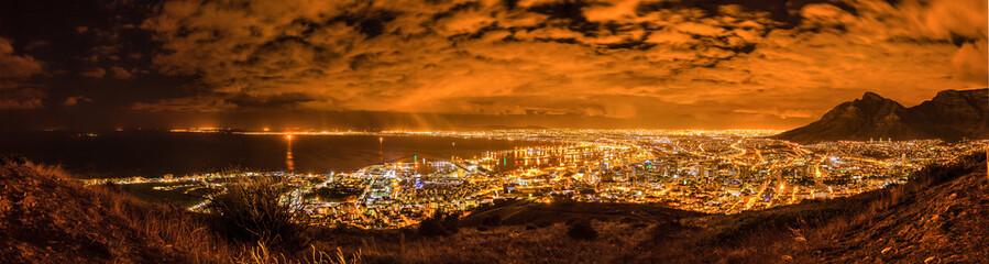 Panorama von Kapstadt und des Devils Peak bei Nacht