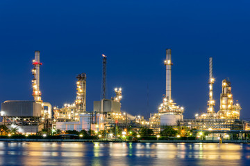 Obraz na płótnie Canvas Oil Refinery factory at twilight , petrochemical plant , Petroleum , Chemical Industry