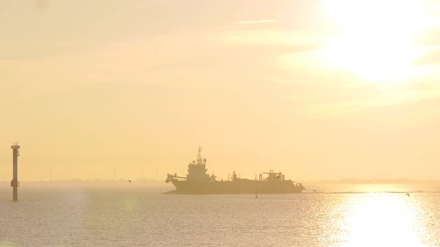 Baggerschiff, Schwimmbagger auf der Elbe bei Cuxhaven