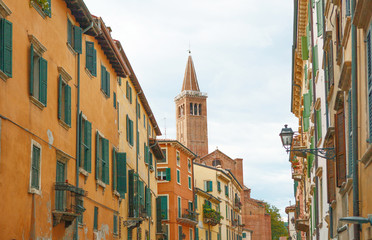 Veduta di città da via con campanile tipica italiana