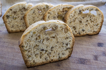 ciasto keks z orzechami na stole desce, cake table composition