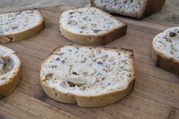 ciasto keks z orzechami na stole desce, cake table composition