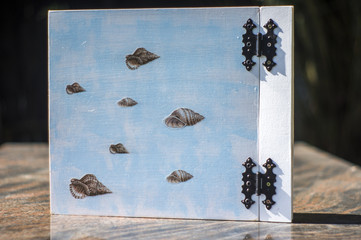 album z motywami morskimi wykonany w technice Decoupage, hobbyist hands decorating