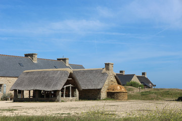 Fototapeta na wymiar Village de Meneham à Kerloan, chaumière traditionnelle bretonne, classé monument historique
