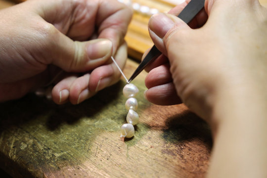 Perlenkette knoten und f&auml;deln