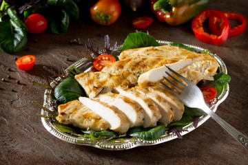 Grilled fillet of grilled chicken and green salad mix. Brown con