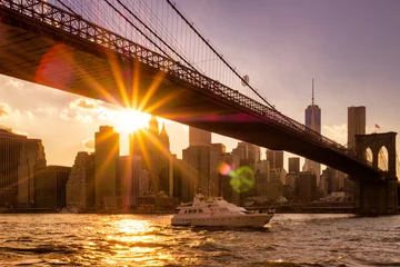 Papier Peint photo New York Coucher de soleil à New York avec vue sur le pont de Brooklyn et le Lower Manhattan
