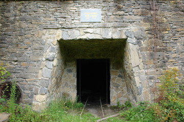 Fototapeta na wymiar Entrada a una avieja minade carbón abandonada de unv alle asturiano