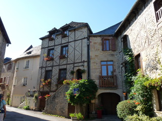 Fototapeta na wymiar Sainte-Eulalie d'Olt en Aveyron