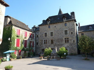 Fototapeta na wymiar Sainte-Eulalie d'Olt en Aveyron