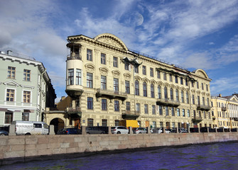 Fototapeta na wymiar A historic building in Saint Petersburg