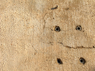 Pared con restos de piezas de anclaje, detalle