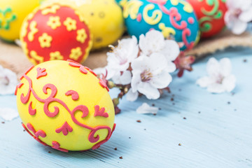 Fototapeta na wymiar Easter eggs and spring flowers on wooden background