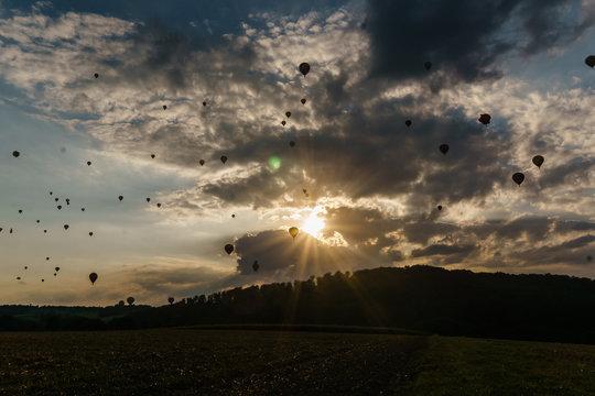 Hei&szlig;luftballons am Himmel