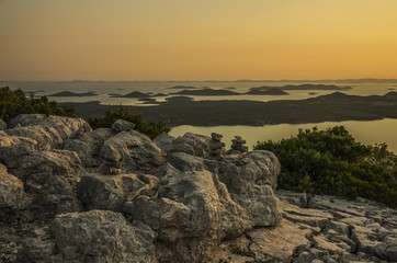 Kamenjak widok na jezioro oraz wyspy na morzu adriatyckim. 