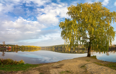 осенний пейзаж на Уральской реке Иртыш, Россия © 7ynp100