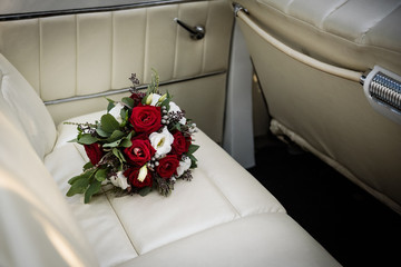 Obraz premium wedding bouquet on the back seat of the car