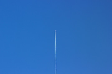 Obraz premium Trace of the plane in the sky