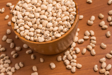 Fradinho White Beans into a bowl