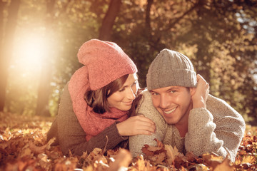 paar entspannt im herbst