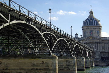 Le pont des Arts et la coupole de l'Institut de France à Paris
