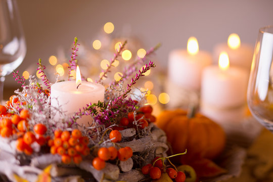 Festlich gedeckter Tisch im Herbst
