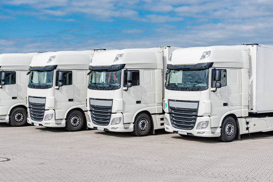 Spedition - Logistik,vier geparkte Lastkraftwagen