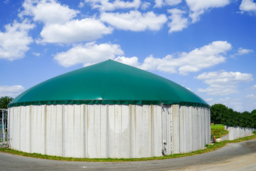 Gärbehälter einer Biogasanlage vor blauem Himmel