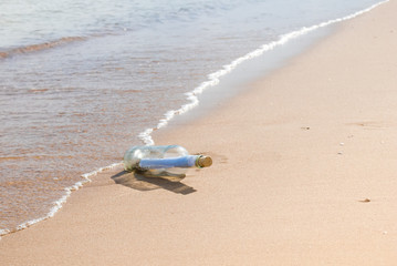 Flaschenpost am Sandstrand