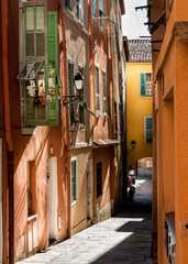 Bonito pueblo con coloridas calles,  colores anaranjados en Villefranche-sur-mer, Costa Azul,...